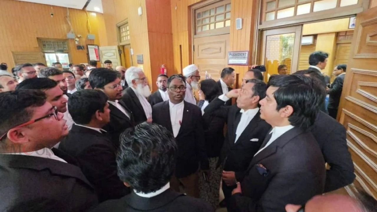 ভার্চুয়াল কোর্ট চালুর সিদ্ধান্তে আইনজীবীদের প্রতিবাদ