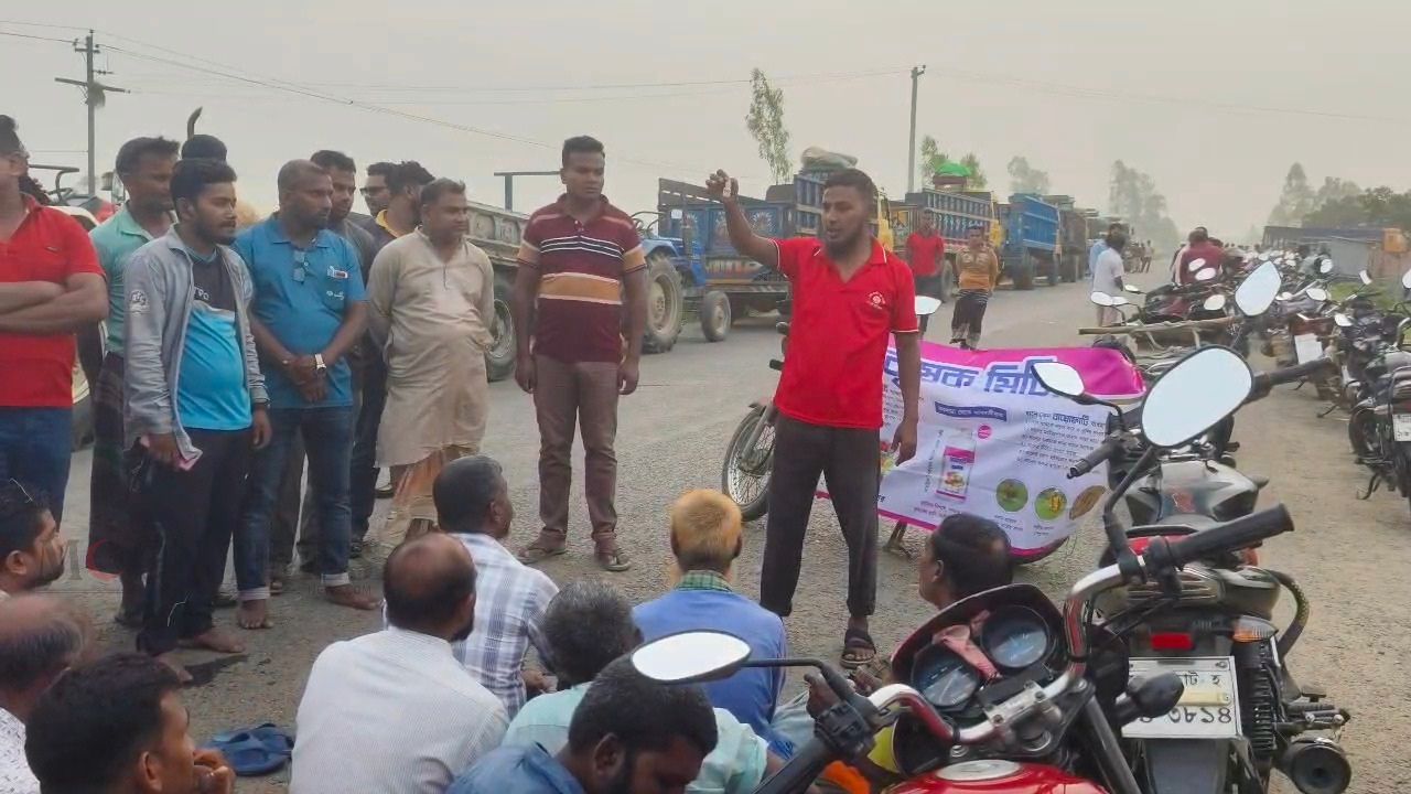  ‘জ্বালানি সংকট’ হিলিতে দীর্ঘ লাইন, অপেক্ষার ফাঁকে কৃষক বৈঠক