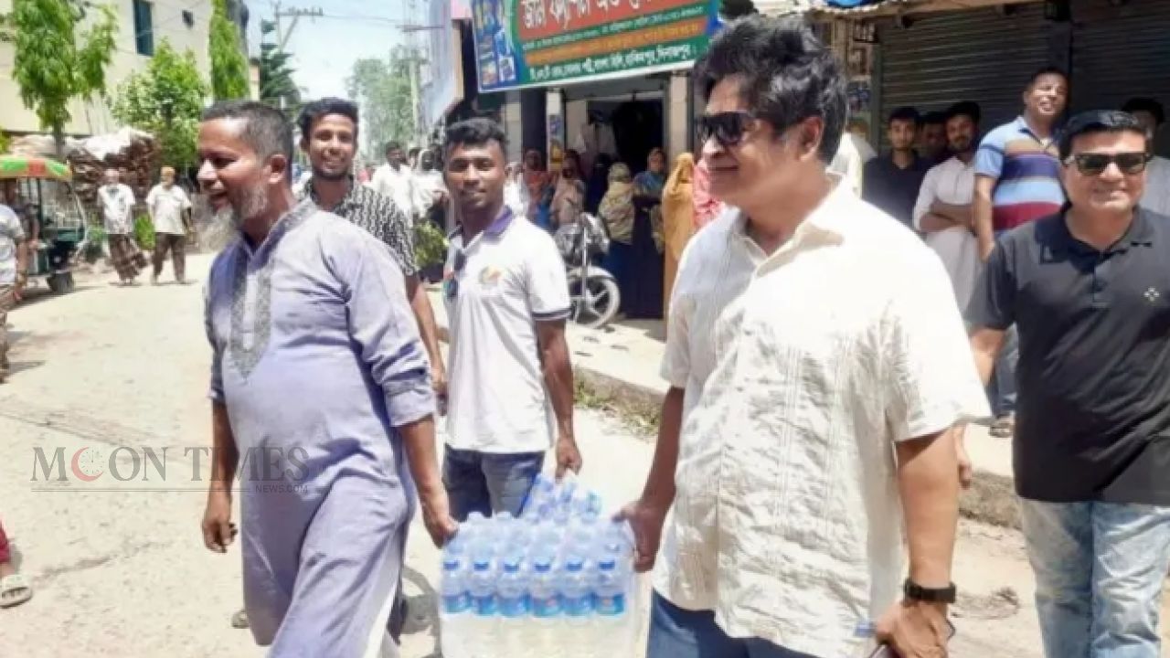 হিলিতে পরীক্ষার্থীদের পাশে বিএনপি, চলছে কলম-স্যালাইন বিতরণ