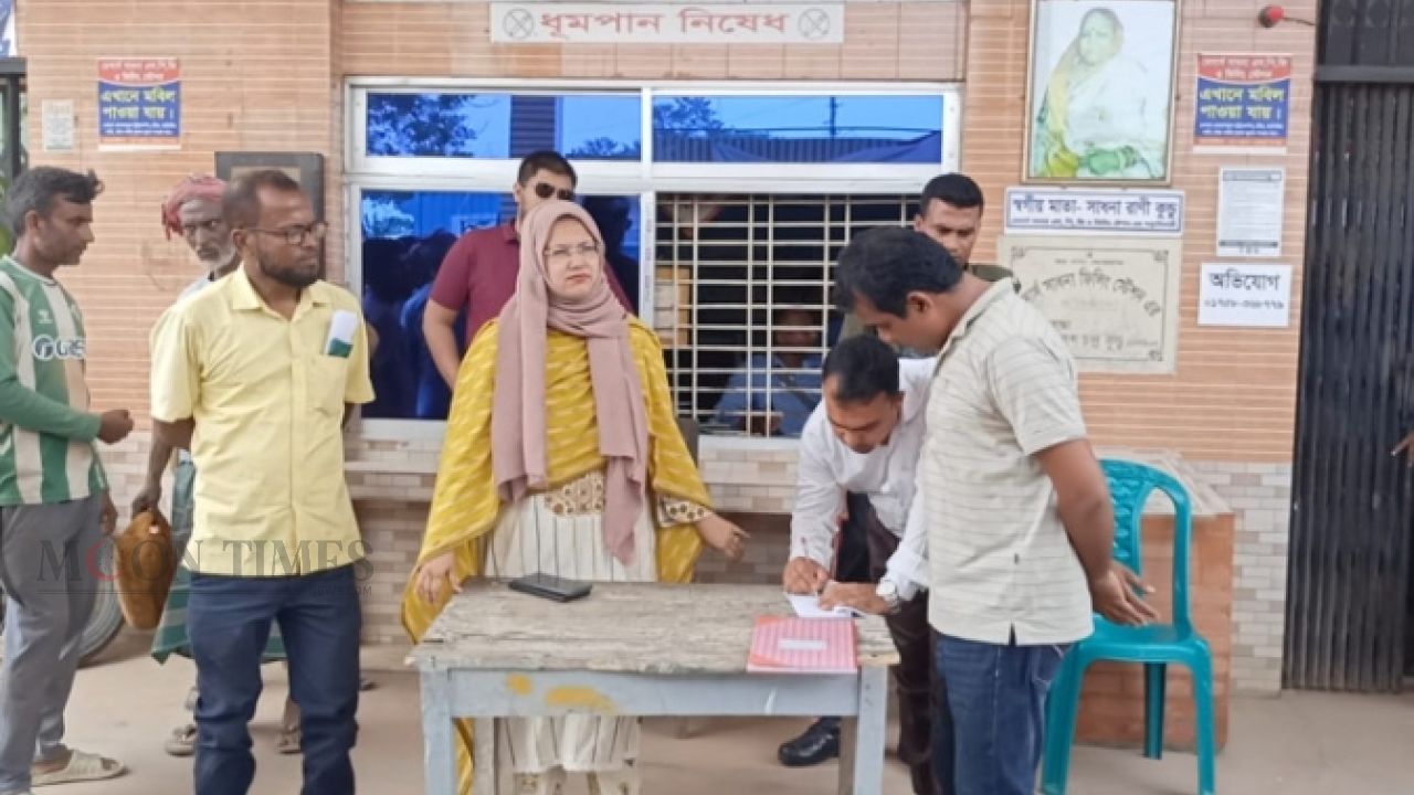 কার্ড ছাড়া তেল বিক্রি, ঘোড়াঘাটে ‘কঠোর প্রশাসন’—২০ হাজার টাকা জরিমানা