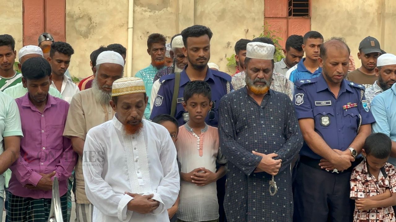 প্যারোলে মুক্তি পেয়ে হাতকড়া পরেই বোনের জানাজায় অংশগ্রহণ