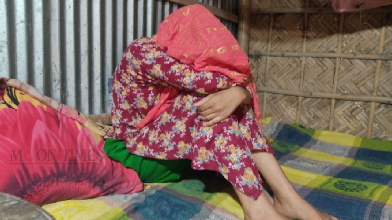 প্রতিবেশী চাচার বাড়িতে বিয়ের দাবিতে কলেজছাত্রীর অনশন, এলাকায় চাঞ্চল্য