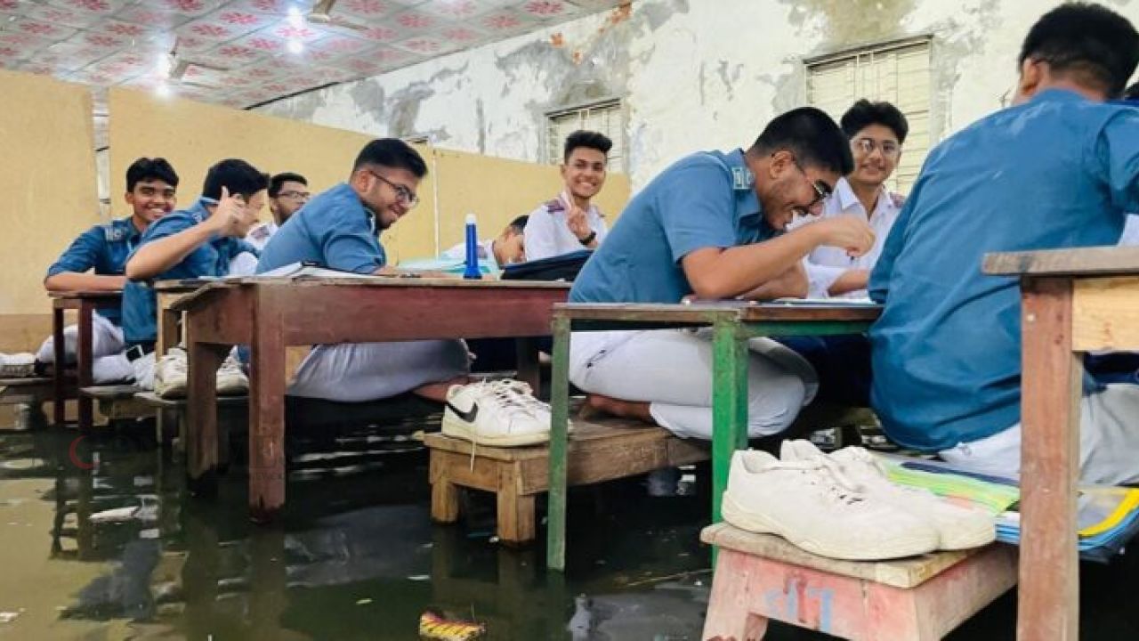 কক্ষে হাঁটু পানি, বেঞ্চে পা তুলে পরীক্ষা দিলো এসএসসি পরীক্ষার্থীরা