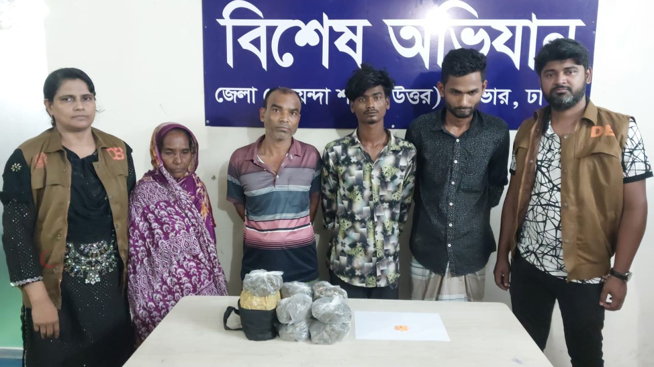 আশুলিয়ায় পৃথক অভিযানে গাঁজার ও ইয়াবাসহ ৪ জন মাদক ব্যবসায়ী গ্রেফতার