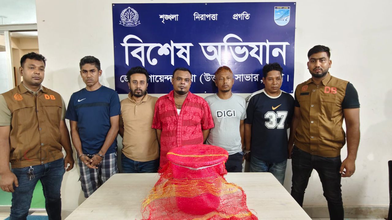 সাভারে বিলুপ্তপ্রায় জীবিত তক্ষক উদ্ধার, গ্রেপ্তার ৫