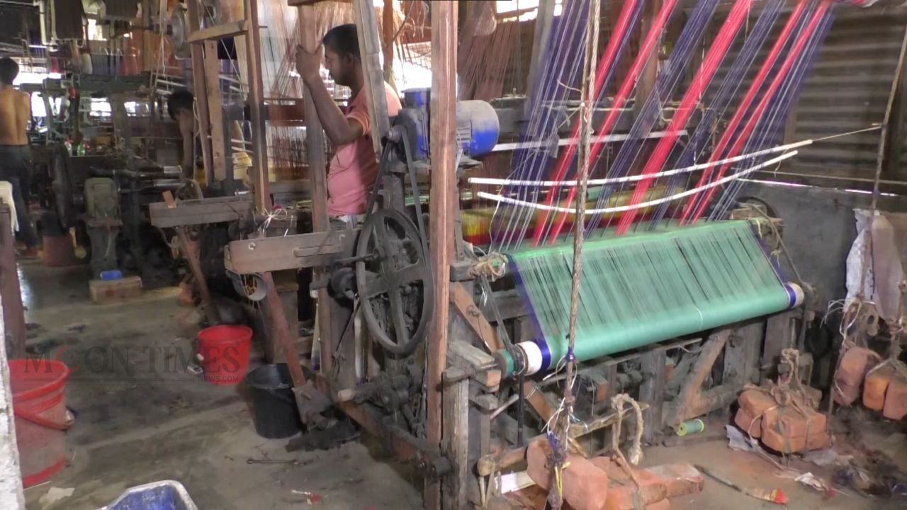 বিদ্যুৎ সংকটে অচল উল্লাপাড়ার তাঁত