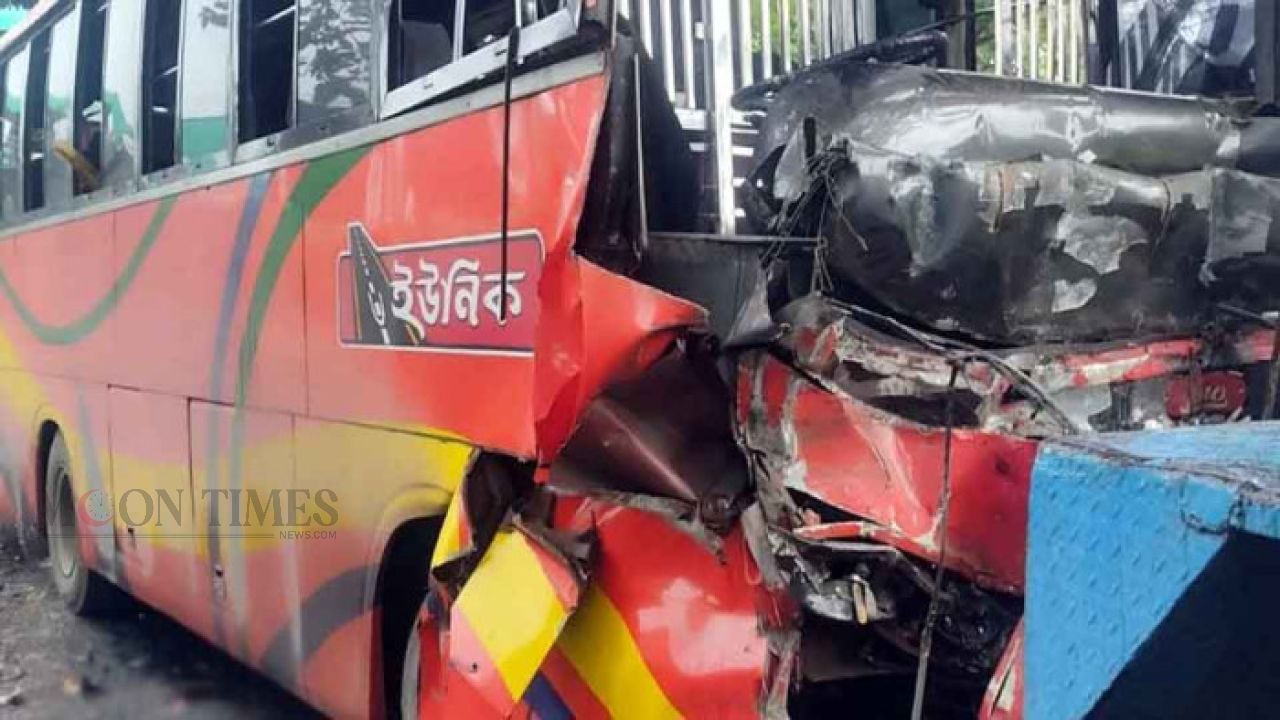 ফেনীতে কাভার্ড ভ্যানের পেছনে বাসের ধাক্কা, নিহত ৩