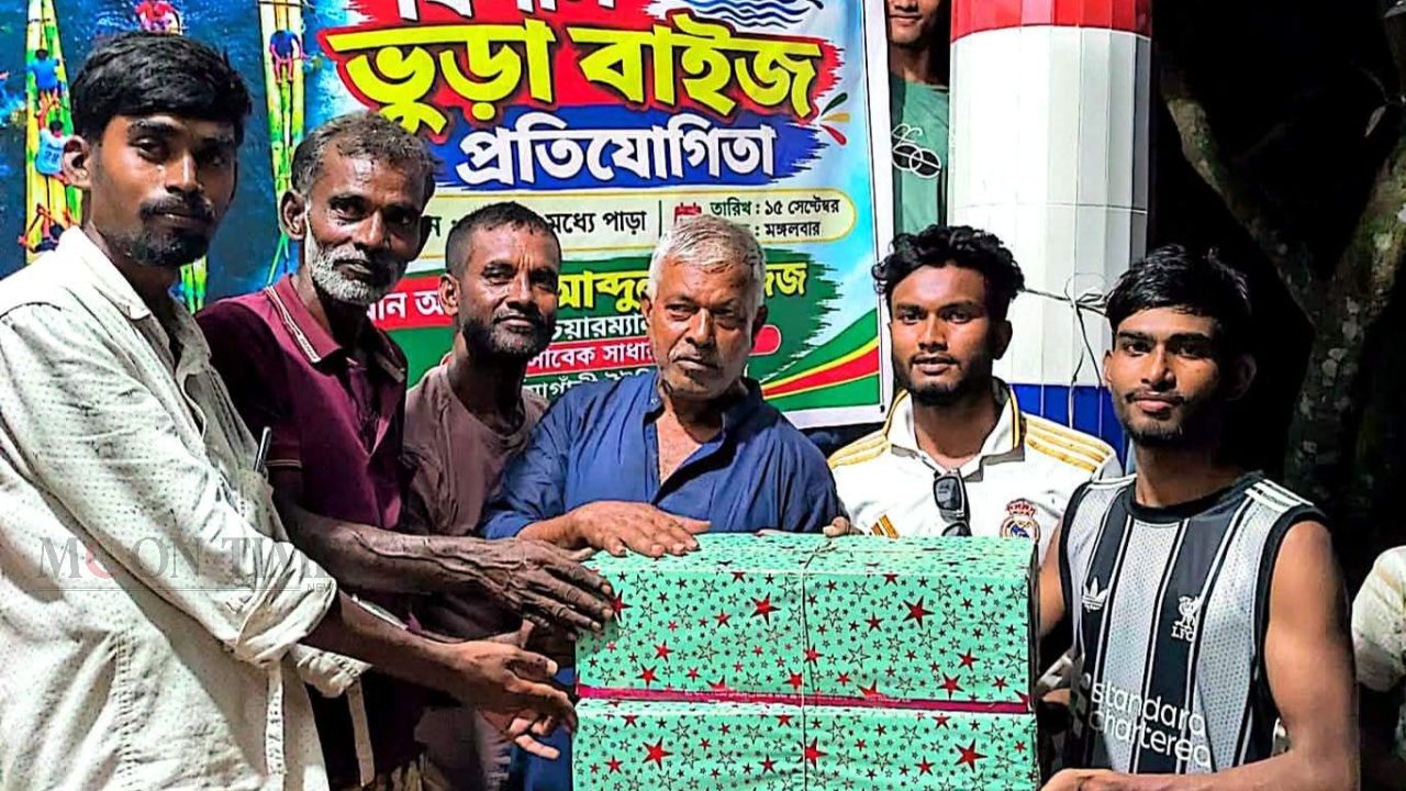 উল্লাপাড়ায় গ্রামবাংলার ঐতিহ্যবাহী ভেলা বাইচ প্রতিযোগিতা