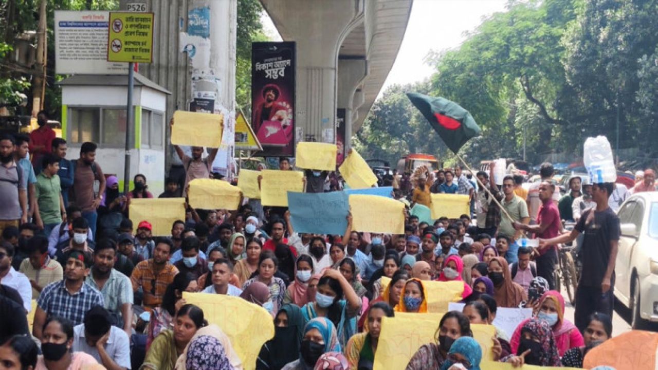 নিয়োগপত্রের দাবিতে প্রাথমিকের নিয়োগবঞ্চিতদের শাহবাগে অবস্থান