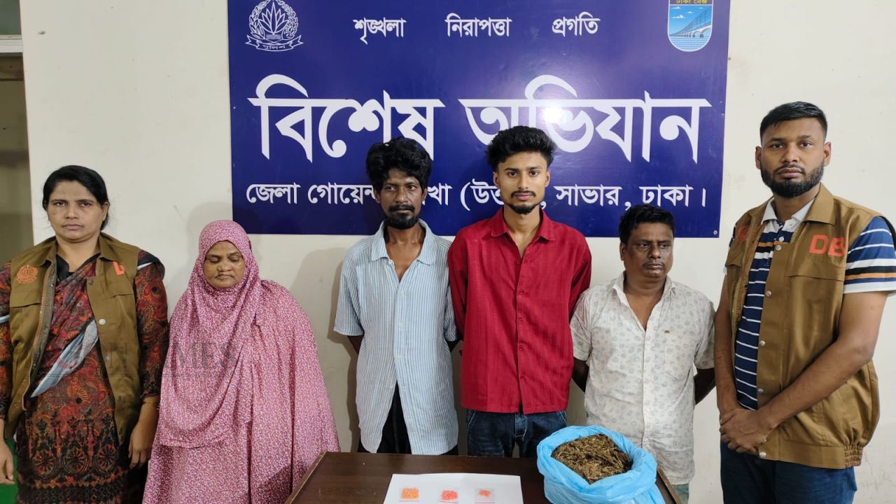 সাভার ও আশুলিয়া পৃথক অভিযানে এক নারীসহ ৪ মাদক ব্যবসায়িকে গ্রেপ্তার করেছে ডিবি 