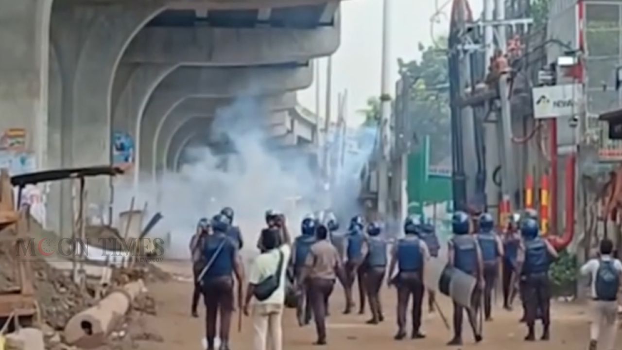 আশুলিয়ায় শ্রমিক-পুলিশ ধাওয়া-পাল্টা ধাওয়া, টিয়ারশেল নিক্ষেপ