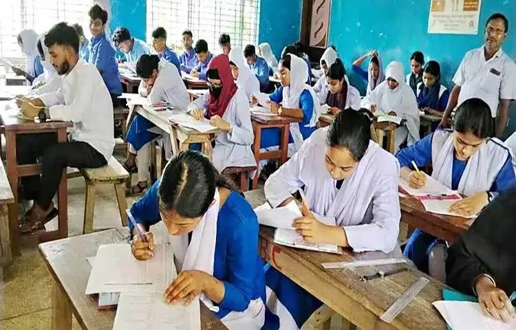 গাইবান্ধার ফুলছড়ি ও পলাশবাড়ি উপজেলার তিন শিক্ষাপ্রতিষ্ঠানের পরীক্ষার্থীরা প্রবেশপত্র হাতে নিয়ে তারা নিজ নিজ কেন্দ্রে পরীক্ষা দিচ্ছেন বলে জানিয়েছেন মাধ্যমিক শিক্ষা সংশ্লিষ্টরা।