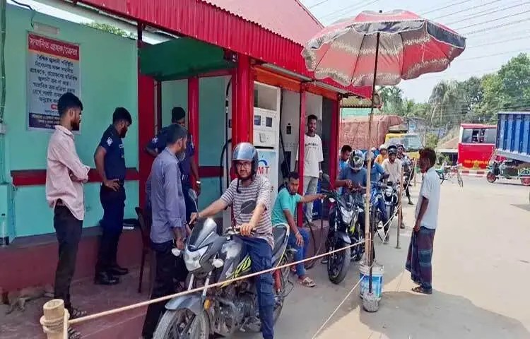 দাম বৃদ্ধি ও ডিপো থেকে তেলের সরবরাহ বাড়ায় রাজবাড়ীর পেট্রোল পাম্পে কমেছে যানবাহন ও মোটরসাইকেল চালকদের সিরিয়াল। 